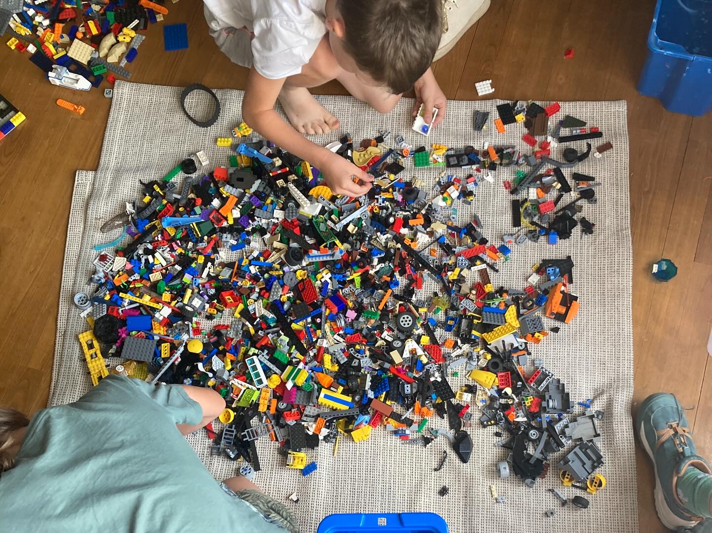 Enfant souriant en atelier avec planning visuel coloré